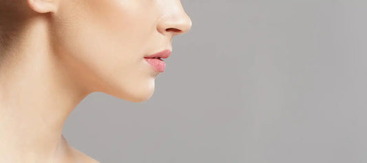 Schlaffe Haut unter dem Kinn: effektive Halsstraffung